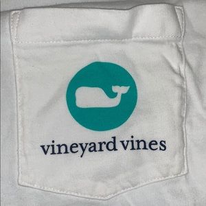 White vineyard vines t-shirt